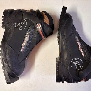 Good condition mens size 45 Rossignol bcx5 cross country skiing boots